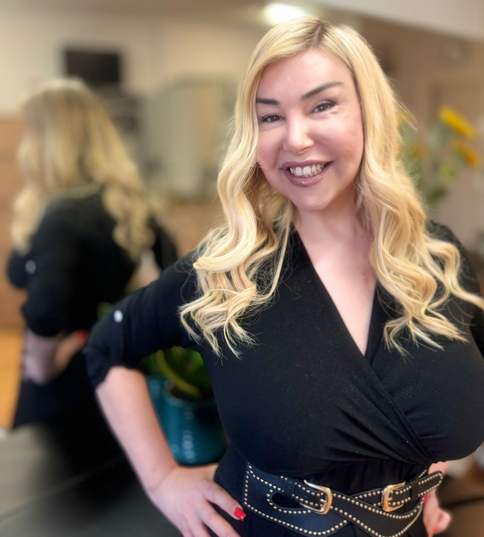 Cantora Patrícia Ribeiro surge poderosa com novo visual e prepara hits contagiantes