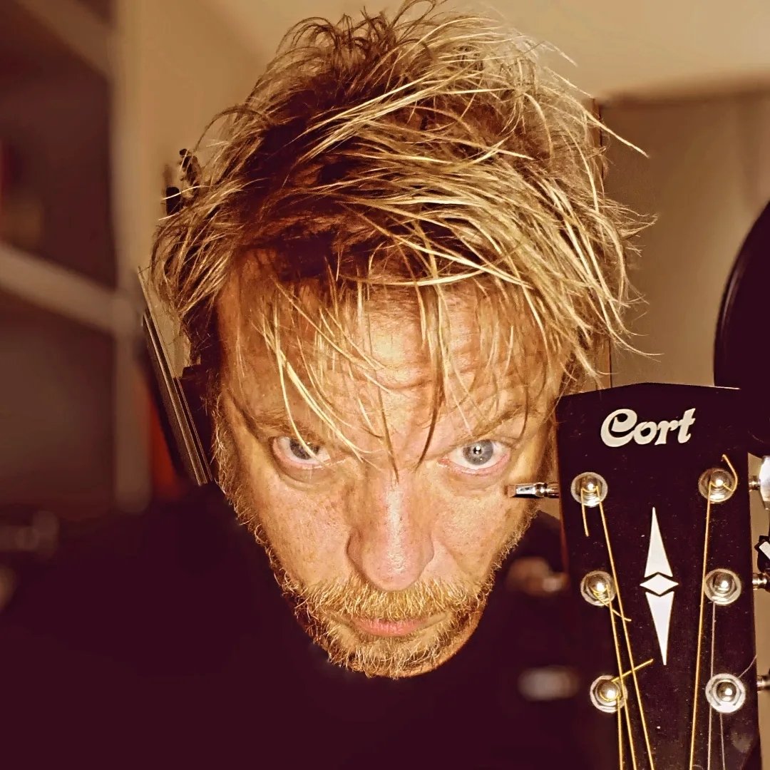 Astro dos anos 2000, Vinny comemora o Dia do Rock em show no Rio de Janeiro