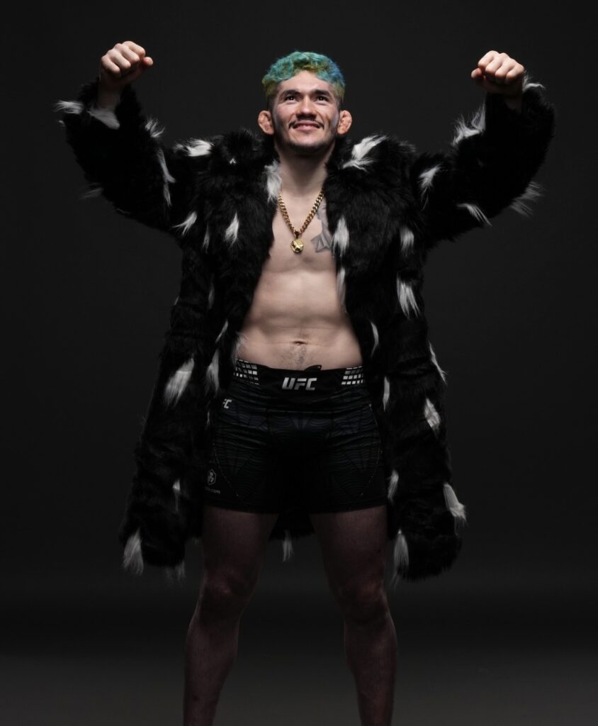 Lutador Melk Costa comemorando